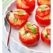 Przepis na karnawałowe przyjęcie: Pomidory nadziewane kuskusem i sosem serowym