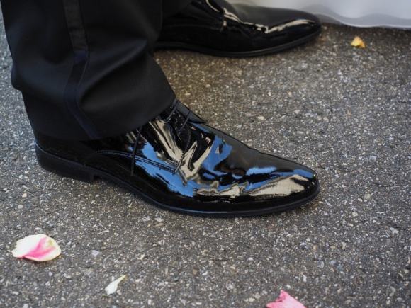 Jakie buty dla pana młodego? Moda, LIFESTYLE - Strój pana młodego to nie tylko garnitur – odpowiednie buty wcale nie są mniej ważne! Po pierwsze, stanowią one stylistyczne dopełnienie ślubnej stylizacji, po drugie – źle dobrane, niewygodne buty na pewno zemszczą się podczas weselnej nocy.