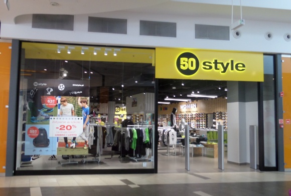 50 style kolejnym najemcą w Poznań City Center Moda, LIFESTYLE - Do grona najemców Poznań City Center dołączył nowy najemca - 50 style. Jest to pierwszy sklep tej marki w Poznaniu. Na 338 m kw., na poziomie 2 w głównej rotundzie, klienci znajdą sportowe obuwie i odzież, a wszystko to bez zbędnego uszczerbku dla portfela.