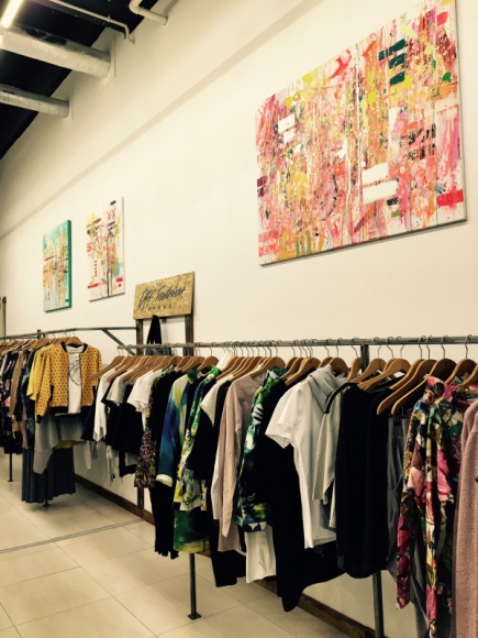 Off-Fashion Store w Wola Parku zaprasza na uroczyste otwarcie Moda, LIFESTYLE - Minął zaledwie miesiąc od rozpoczęcia działalności Off-Fashion Store w Wola Parku, a już skradł on serca wielbicieli polskiej mody. Sukces należy świętować. Butik zaprasza więc na uroczyste otwarcie, które odbędzie się w najbliższy wtorek o godzinie 18:00.