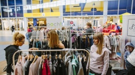 Modny Port Łódź Moda, LIFESTYLE - Jakie spojrzenie na modę mają polscy młodzi projektanci? O tym będzie można przekonać się już w najbliższy weekend w Porcie Łódź, podczas imprezy z cyklu Polska Szafa by Fashion Meeting.