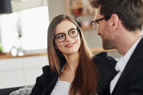 Okulary wpływają na to, jak widzą nas w pracy! To badania, nie stereotypy Moda, LIFESTYLE - Nasze oprawki mówią pracodawcy i współpracownikom więcej niż możemy się spodziewać. Jakie powinniśmy wybrać, żeby skutecznie budować wizerunek pożądanego pracownika?