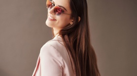 Jak wybrać okulary na majówkę? Moda, LIFESTYLE - Wielkimi krokami zbliża się wyczekiwana przez wszystkich majówka. Każdy inaczej planuje swój wypoczynek, ale wszyscy liczą na słońce. Gadżet, którego na pewno nie może zabraknąć w Twoim bagażu to okulary przeciwsłoneczne.