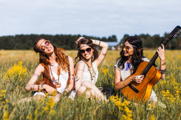 Festiwalowy look 2018: azteckie motywy, kwiaty we włosach i okulary lustrzanki Moda, LIFESTYLE - Festiwalowy look 2018: azteckie motywy, kwiaty we włosach i okulary lustrzanki