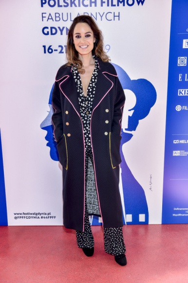 Berenice Marlohe w butach Kazar Moda, LIFESTYLE - Berenice Marlohe, do niedawna znana głównie jako dziewczyna Bonda z filmu „Skyfall” pojawiła się w Gdyni, by promować polsko-hollywoodzką produkcję „Dolina Bogów”.