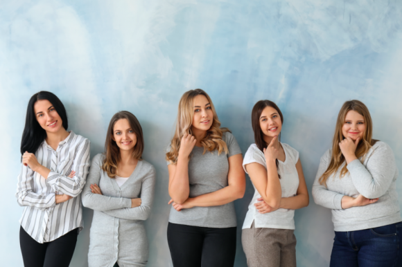 Zimowe stylizacje dla Twojej sylwetki Moda, LIFESTYLE - Jabłko, gruszka, odwrócony trójkąt, klepsydra – naszym modowym życiem rządzą owoce i figury geometryczne! Aby uwydatnić to, co piękne wystarczy kierować się kilkoma prostymi zasadami. Sprawdź, która zimowa stylizacja będzie zbawienna dla Twojej figury!
