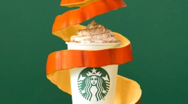 Premiera Pumpkin Spice Latte - kultowy napój od jutra w ofercie Starbucks! Moda, LIFESTYLE - 22 września, w pierwszy dzień jesieni, do oferty Starbucks powraca ulubiony sezonowy napój - Pumpkin Spice Latte - połączenie jesiennego aromatu dyni, rozgrzewających przypraw, aromatycznego espresso i puszystej bitej śmietany. Napój będzie dostępny także w wersji wegańskiej.