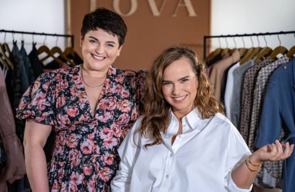 Nowa kolekcja TOVAxRadzka dostępna na Amazon Moda, LIFESTYLE - Polska firma odzieżowa TOVA, przygotowała wraz z blogerką modową „Radzką” wspólną kolekcję jesień/zima 2020. Nowością jest kolejny kanał dystrybucji – ubrania marki są po raz pierwszy dostępne w sprzedaży w serwisie Amazon.